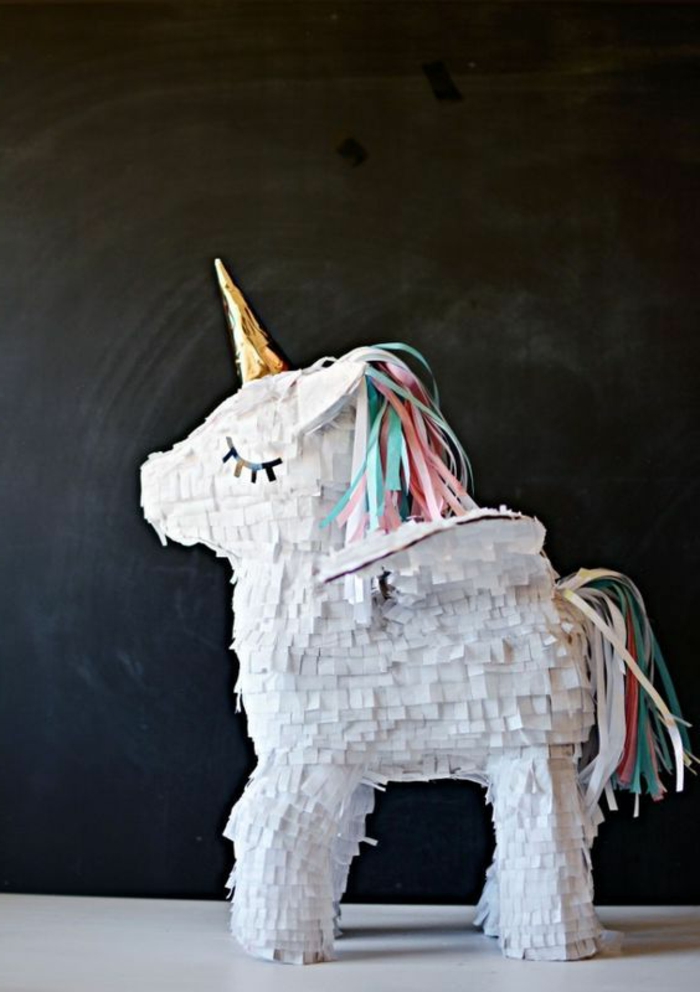pinata tinker - unicornio de cartón, servilletas blancas, papel de colores