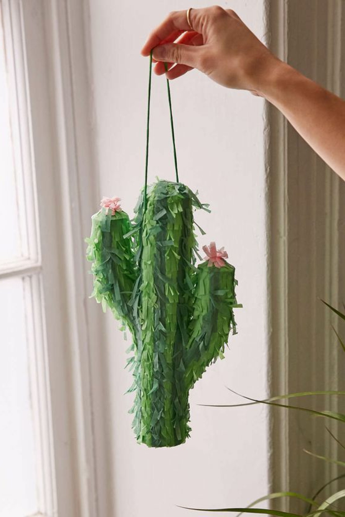 tinker piñata - cactus de cartón decorado con servilletas verdes