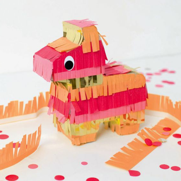 pequeño caballo hecho de cartón decorado con papel de colores