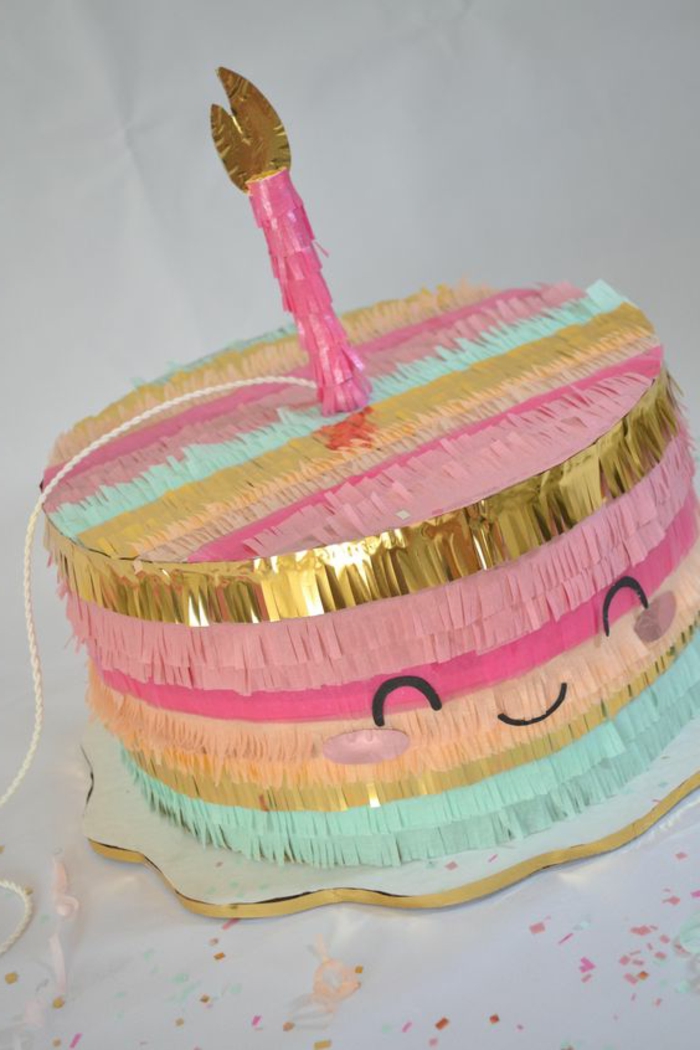 tarte de pinata, serviettes colorées, bougie, anniversaire, fil