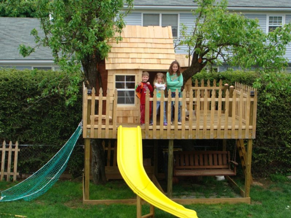 дърво за деца-с-слайд-в жълт цвят