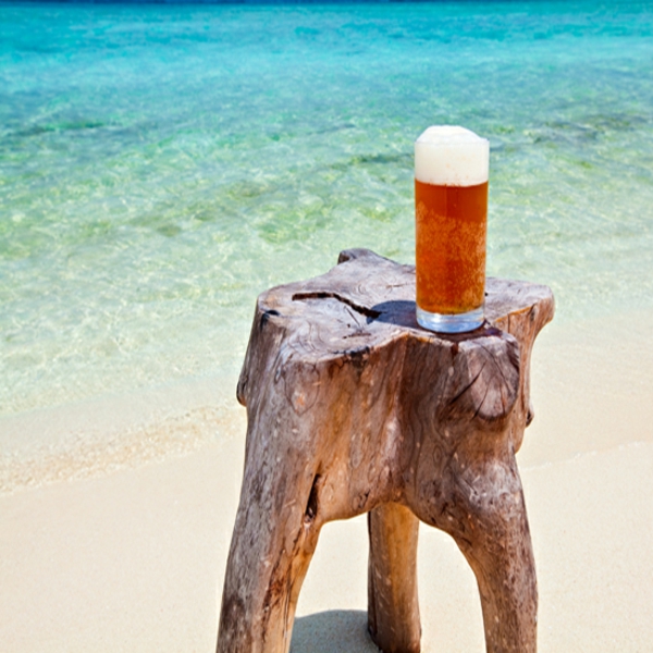 хладна картина на стол от дърво багажника - на плажа