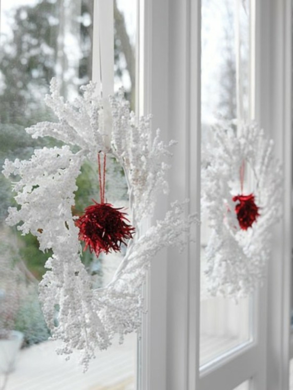 fehér karácsonyi dekoráció - ablak fehér koszorúkkal rajta