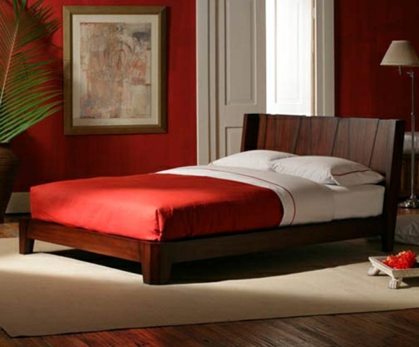 تصميم سرير باللون الأحمر في غرفة النوم
