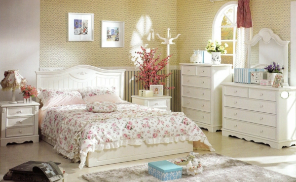 غرفة نوم على الطراز الريفي - خزائن بيضاء مع أدراج