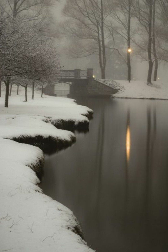 εντυπωσιακό Χειμώνας Λίμνη Εικόνα Snow Water Bridge Dark-νοσταλγική φωτογραφία