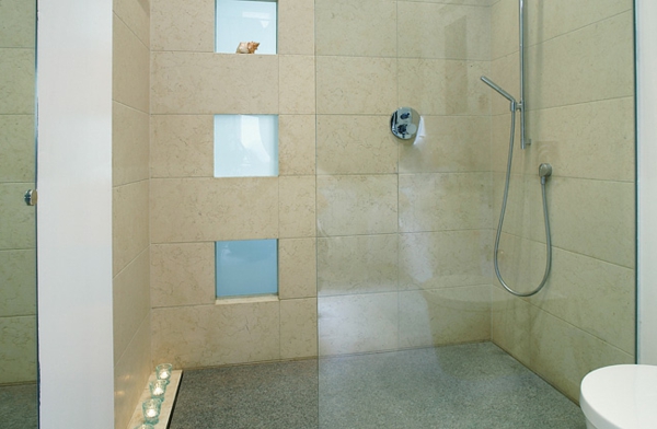 cabina de ducha con suelo de vidrio, diseño de pared interesante