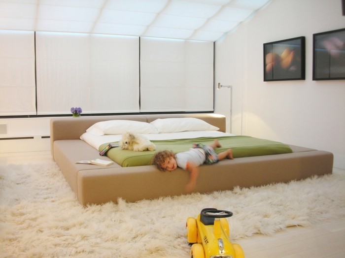 bež-boja-krevetna okvir-po-tapecirani krevet visokim stropom sobe