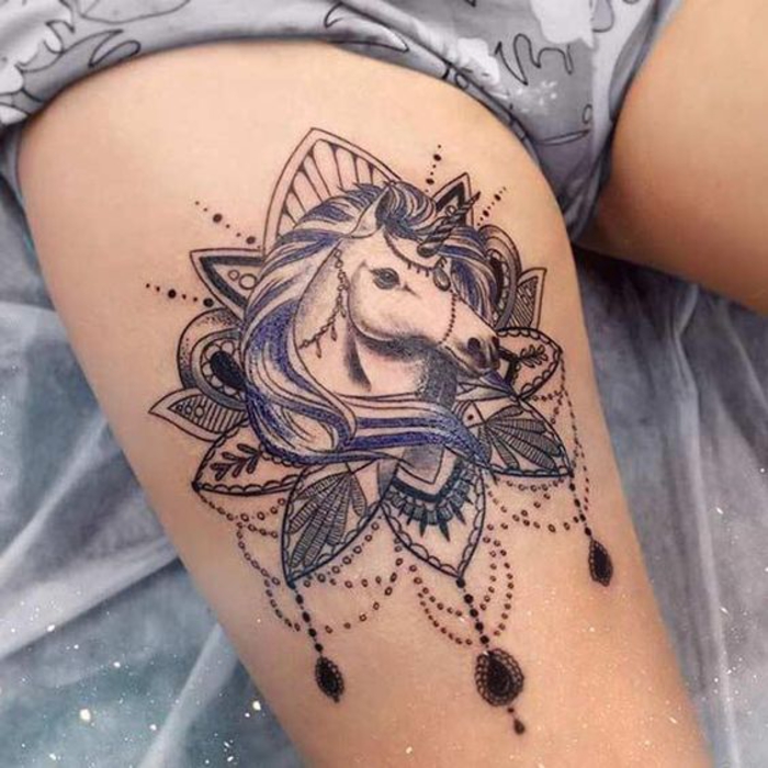láb tetoválás, egyszarvú, lila és fekete, női tetoválás motívumok, tetoválás a combon