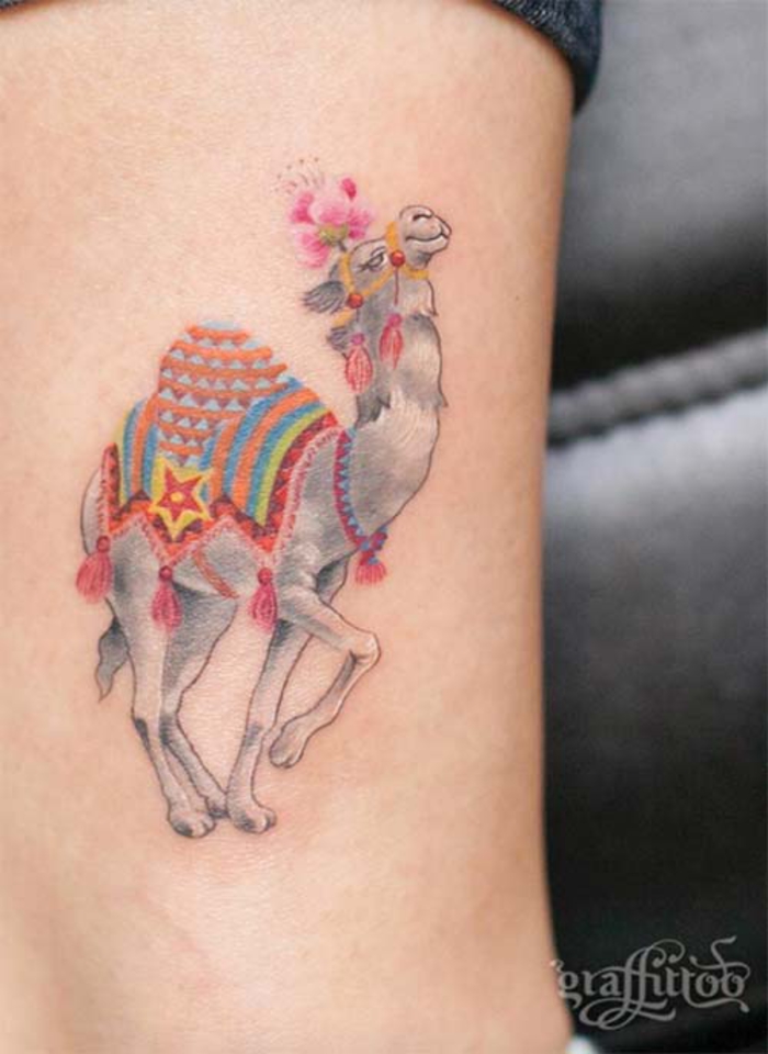 татуировка на глезена, татуировка на краката, камила, цветни, женски мотиви