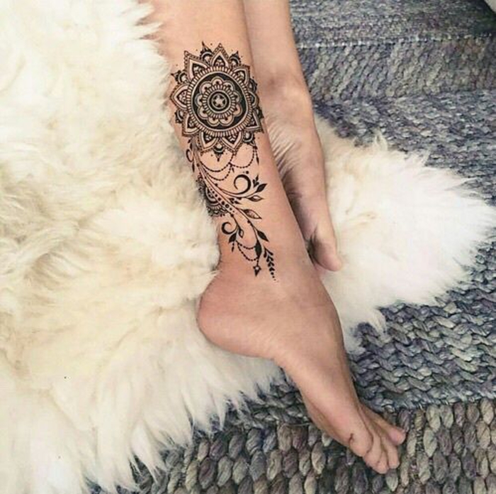 tetovaža na nozi, mandala, ženske motive, crna, za žene