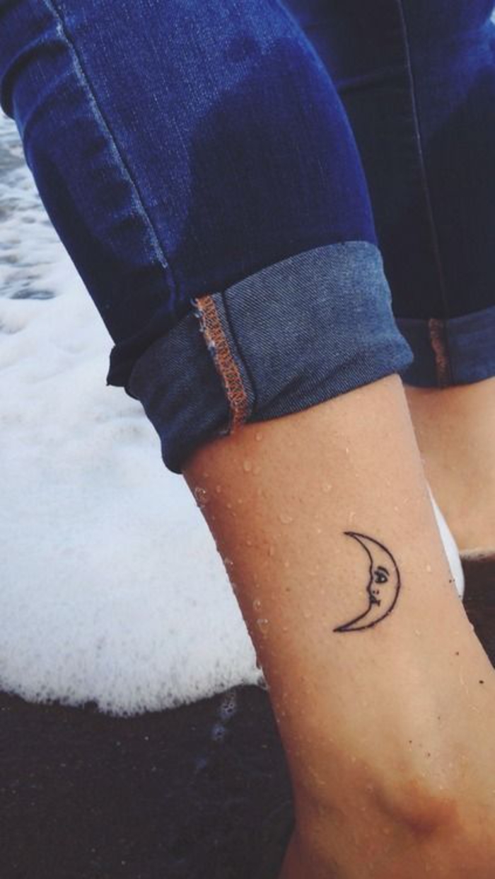 татуировка на глезена, малка луна, женски мотиви, татуировка на краката