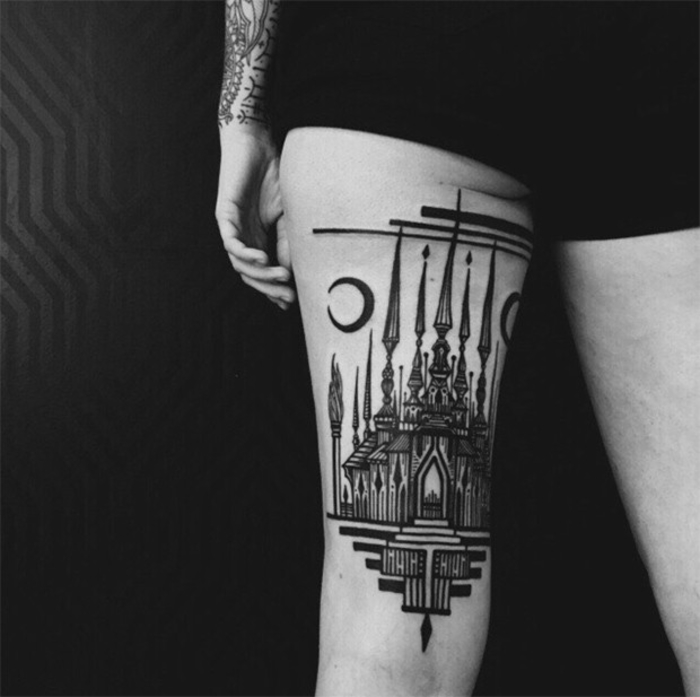 tetoválás a combon, torony, női ötlet, láb tetoválás, mögött