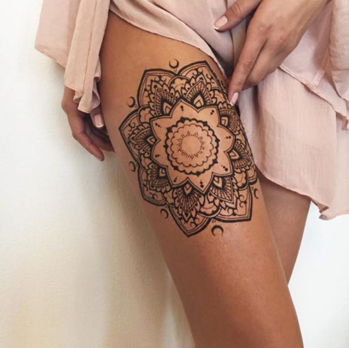 tetoválás a combon, mandala, női motívumok, női láb tetoválás