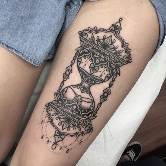 tetovaža na bedro, pješčani sat, tetovaža nogu, motiv za žene