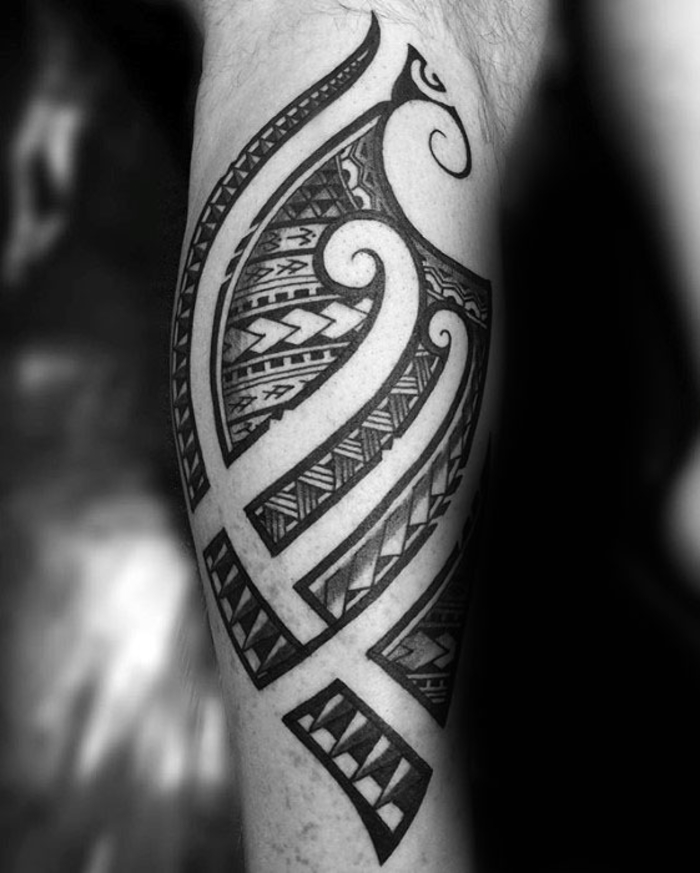tetoválás a borjúra, férfi tetoválás motívumok, törzsi design, polinéz motívumok