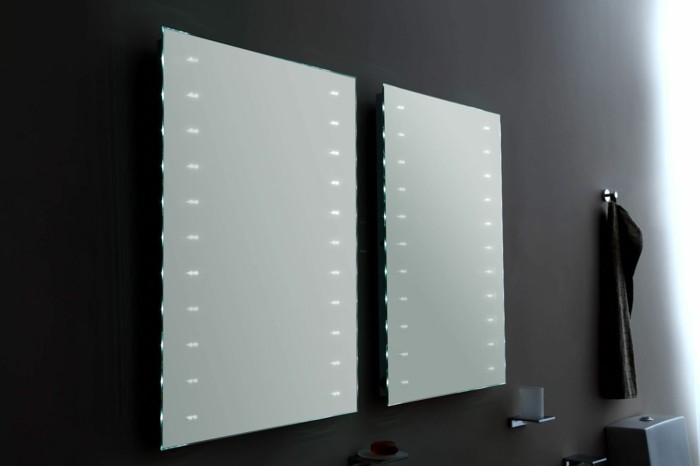 مضاءة مرآة المتاحة للحمام الإبداعي فكرة
