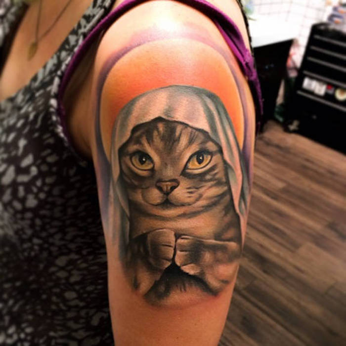tatuointiehdotuksia, värikäs tatuointi kissan motiivilla