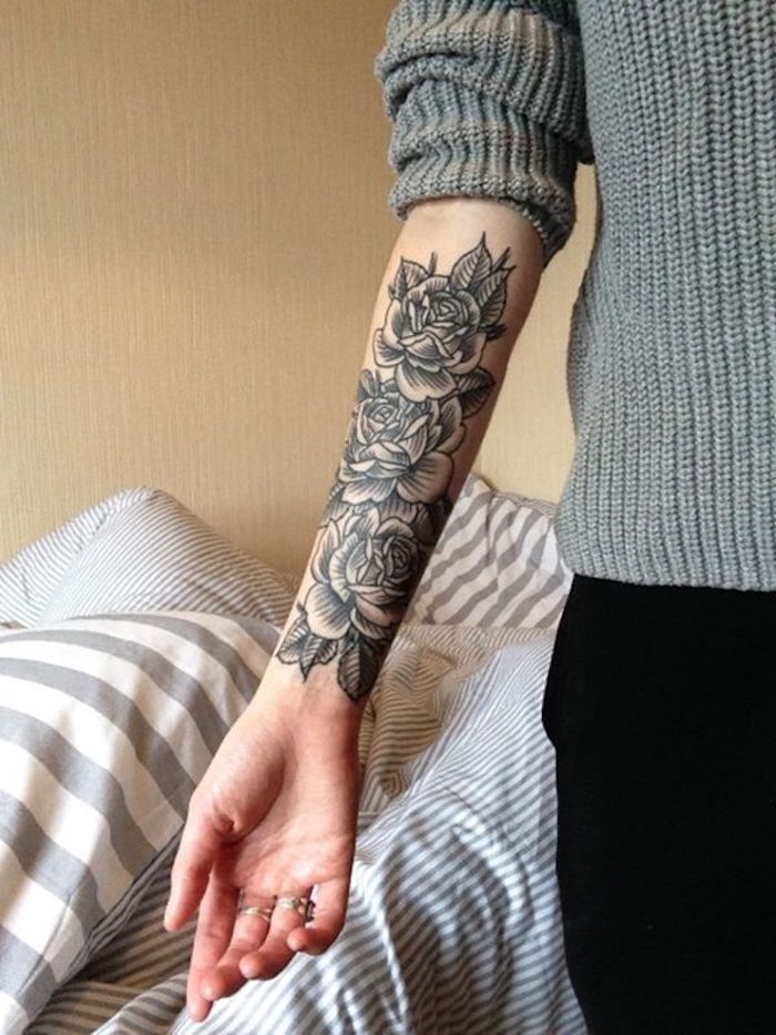 предложения за татуировки, дама със сива блуза и татуировка с розов мотив