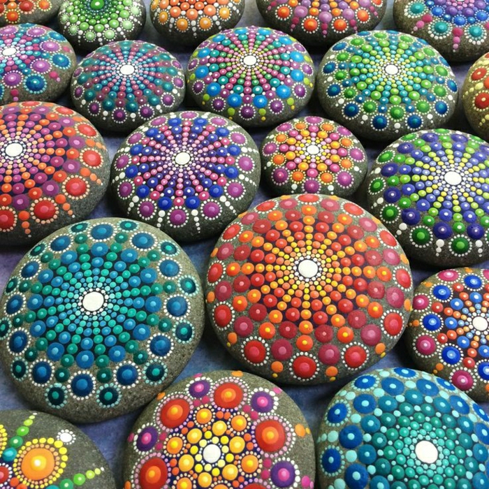 الحجارة رسمت ماندالا نمط صارخ الألوان