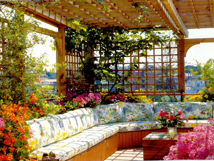 बागान छत छत रंगीन सीट कुशन और फूल