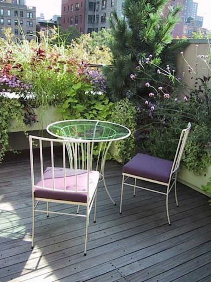 plantation-toit-terrasse-et-ronde-table-avec-deux-chaises