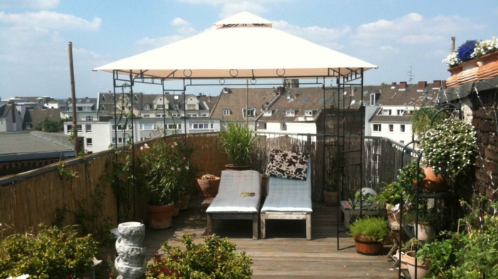 terrasse sur le toit de la plantation et crème solaire