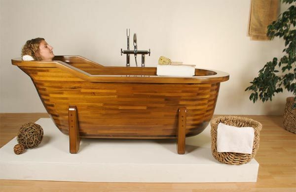 cómodo baño de madera zona de relajación