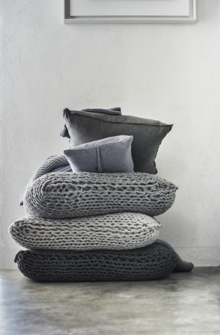 удобни плетени възглавница сиви нюанси-уютна идея