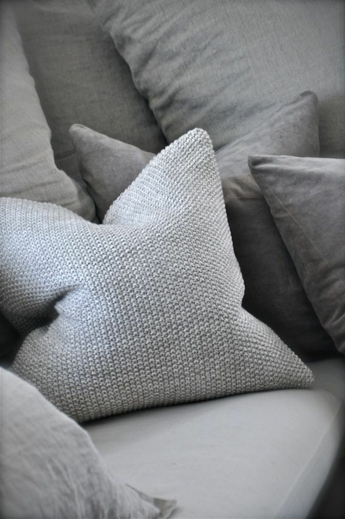 udoban kauč pletene jastuk DIY ideja-sive nijanse