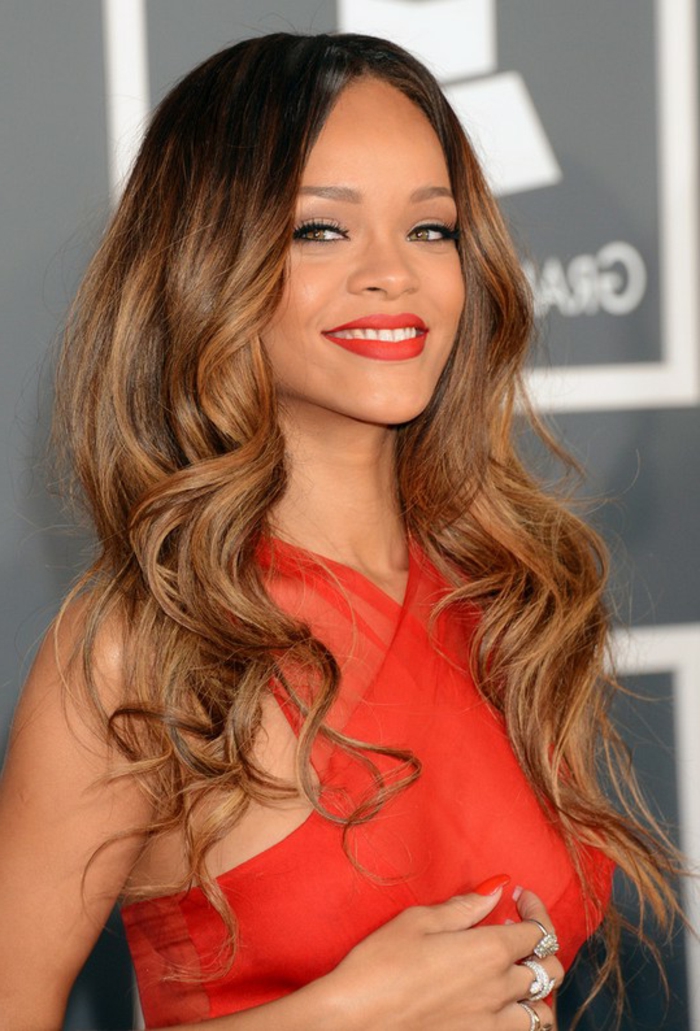 Rihanna frizuráit - piros ruhát és egy vörös rúzsú, hosszú hajú hajat