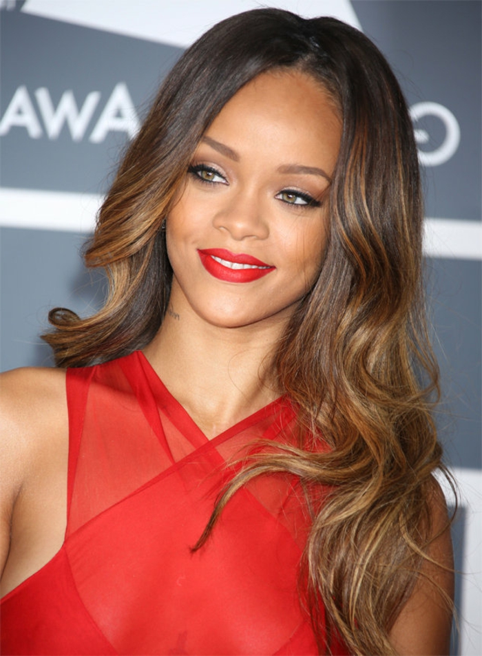 Rihanna hairstyles על השטיח האדום עם שמלה אדומה ושפתון אדום