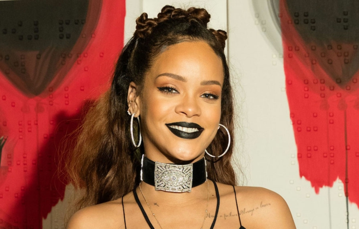 Fekete rúzs a gótikus Look fodros haj - Rihanna frizurák