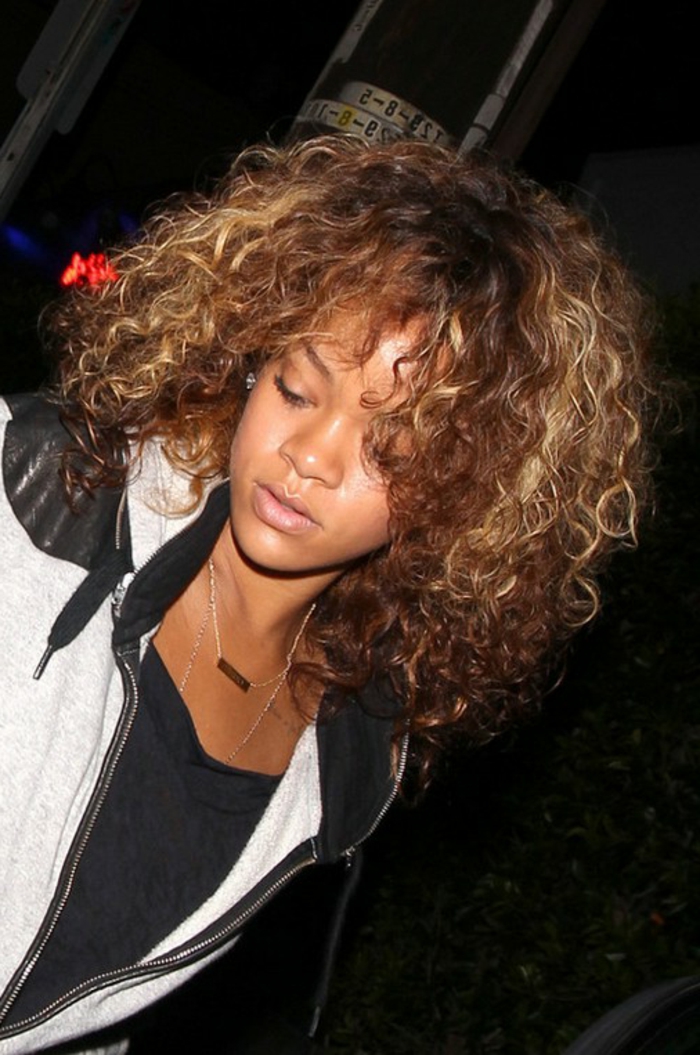 Paparazzo fotója Rihanna vadgerinc hajjal - Rihanna frizurák