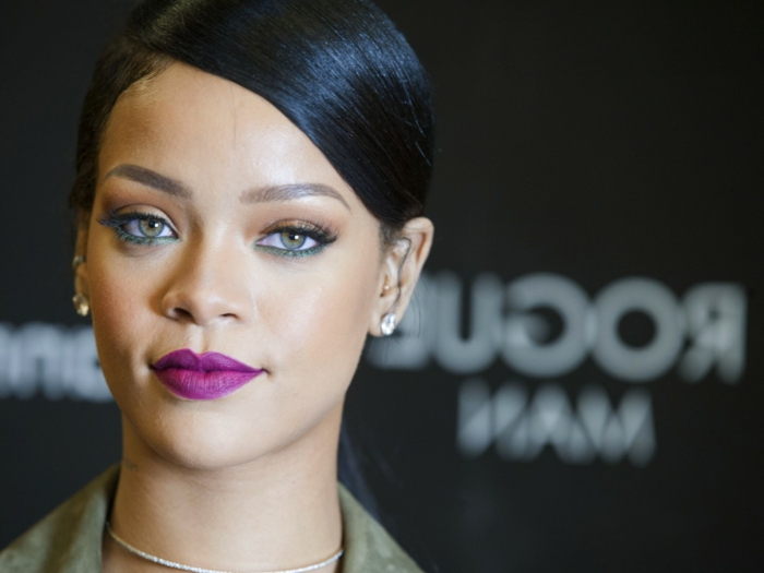 Rihanna hairstyles - μωβ κραγιόν ένα αυστηρό χτένισμα σκουλαρίκια με διαμάντια