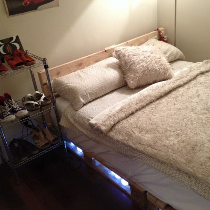 легло-сам натрупване хубаво легло от употреба евро палети