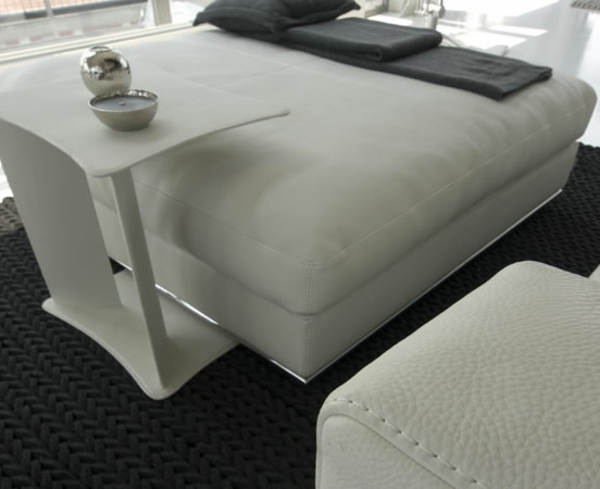 подвижна маса-за-легло-бяло
