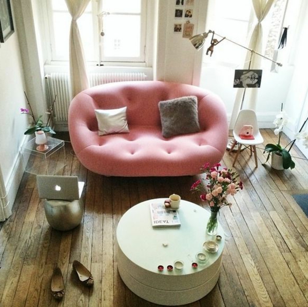 dnevni boravak postavljen - kauč u ružičastoj boji