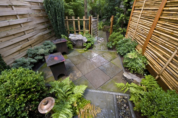 градински дизайн с камък, зелени растения, ограда