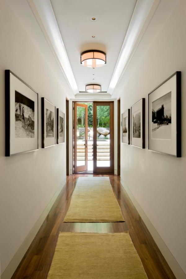 slika s crnim okvirom u hodniku s jednostavnim dizajnom
