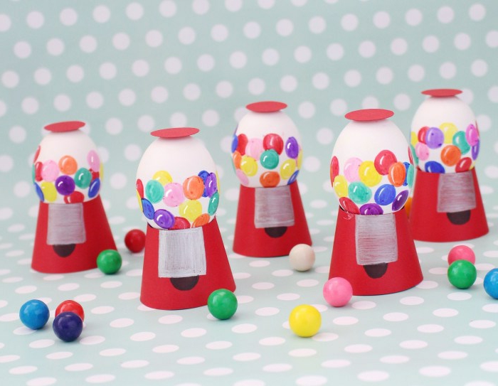 забавни великденски яйца като машина за бонбони от хартия и бели яйца