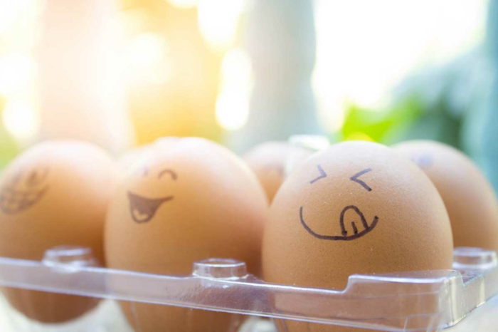 Забавни великденски яйца с лица и различни правят себе си