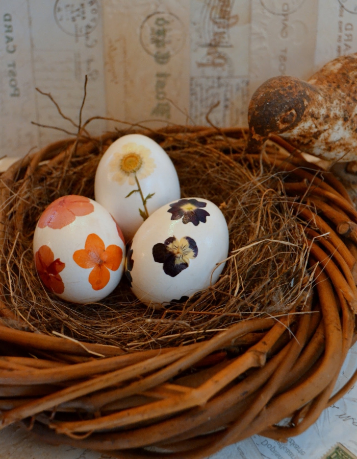 Vicces húsvéti tojások különböző virágokkal festettek és elhelyezve a fészekben