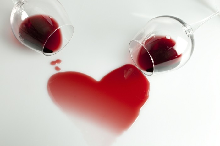 тапети за-коледа два Unique-фини чаши за вино-и-а-сърце-на-на-виното