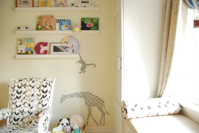 Детска стая с орнаменти - украсяват рамката на картината