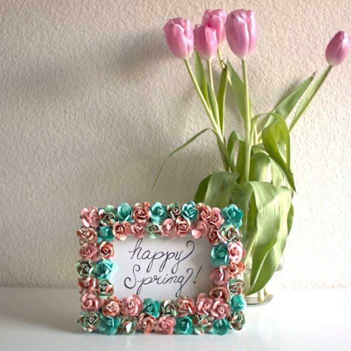 napraviti okviri za fotografije i ukrasiti papirnim cvjetovima, vaze, tulipani