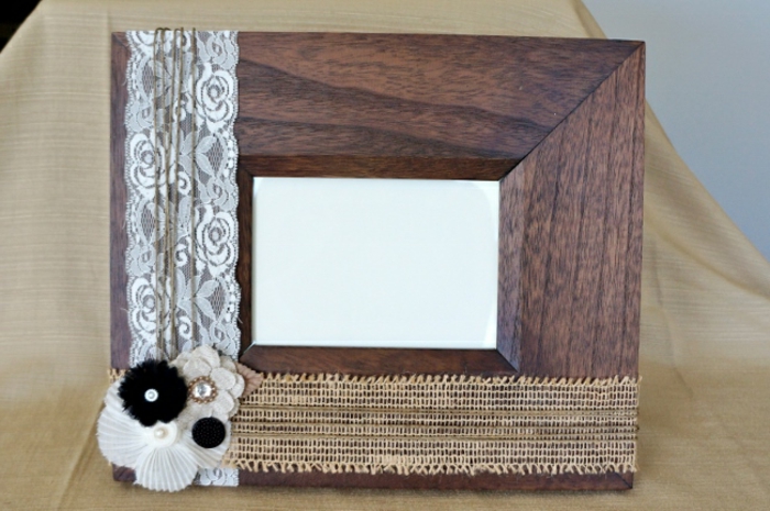 дървена рамка, украсена с дантела, цветя, изработени от плат и мъниста