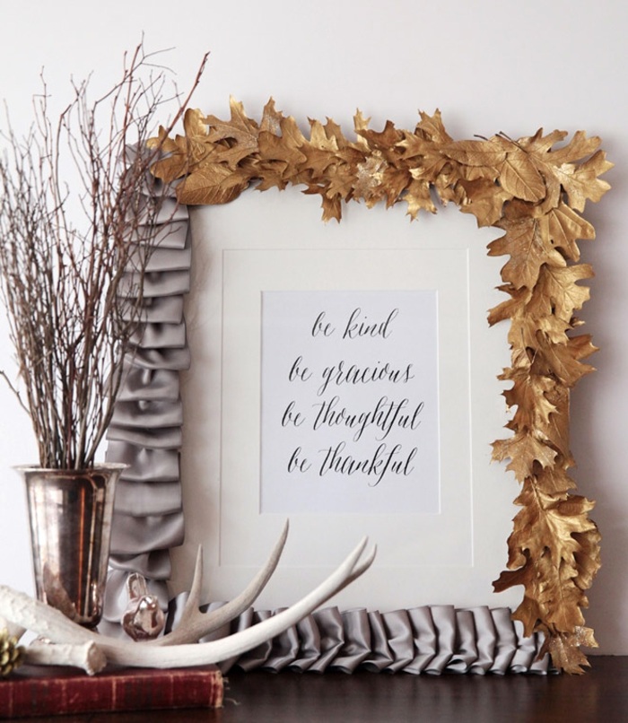 домашна рамка за снимки, украсена със сив лък и златни дървесни листа