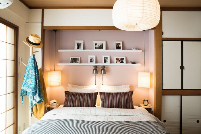 Дву-бар легло, раирани възглавници и duvet, две лампи, дърво гардероб