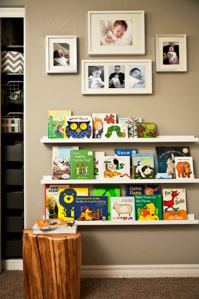 Снимка дъска с детски книги деко на бежови стени за малко момче